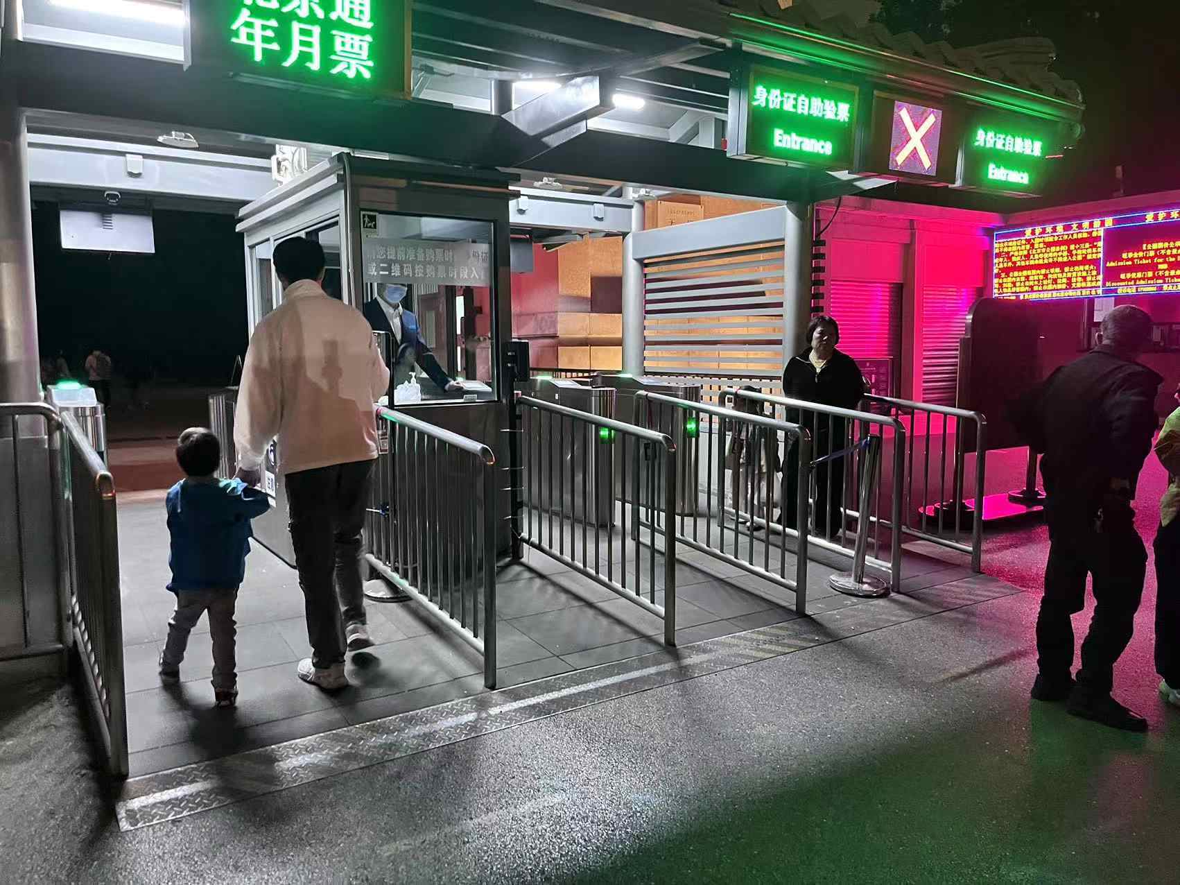 北京天壇公園延長開放時間，游客進入游覽。人民網(wǎng)記者 李楠樺攝