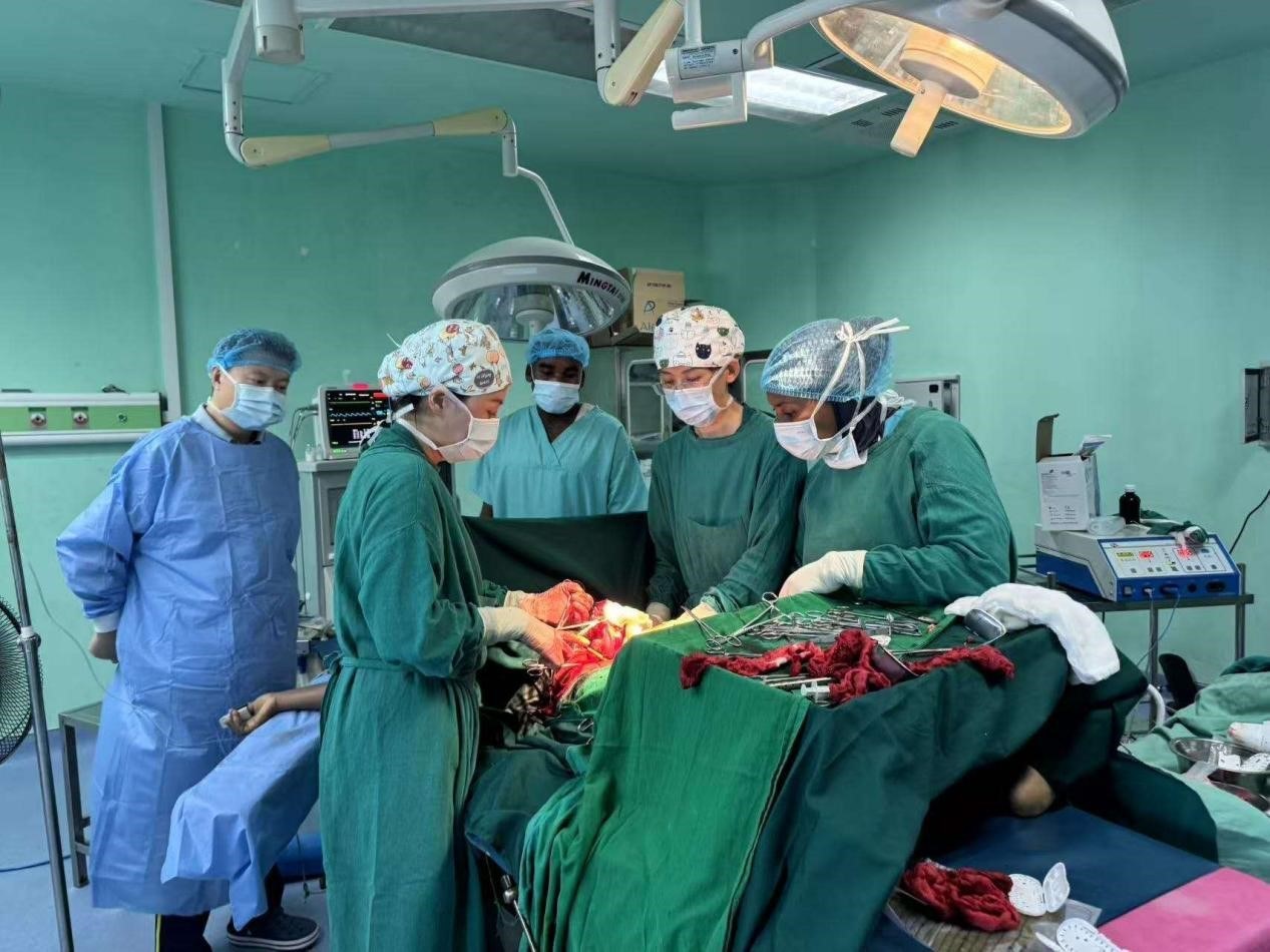 中國醫(yī)療隊(duì)專家與當(dāng)?shù)蒯t(yī)生協(xié)同手術(shù)。中國援桑醫(yī)療隊(duì)供圖