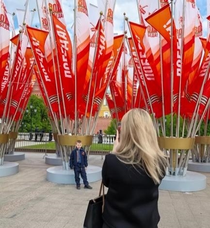 當(dāng)?shù)貢r(shí)間5月7日下午，莫斯科紅場(chǎng)外，紀(jì)念蘇聯(lián)偉大衛(wèi)國(guó)戰(zhàn)爭(zhēng)勝利80周年慶典旗幟飄揚(yáng)。