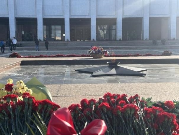 當(dāng)?shù)貢r(shí)間5月6日下午，莫斯科勝利廣場(chǎng)上的長(zhǎng)明火兩旁放滿鮮花。