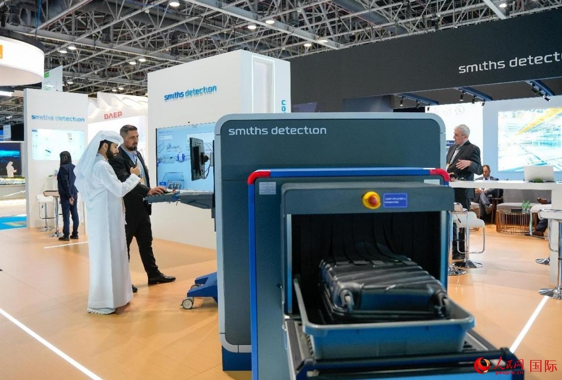 參展商體驗安檢設(shè)施。人民網(wǎng)塔里克·易卜拉欣攝