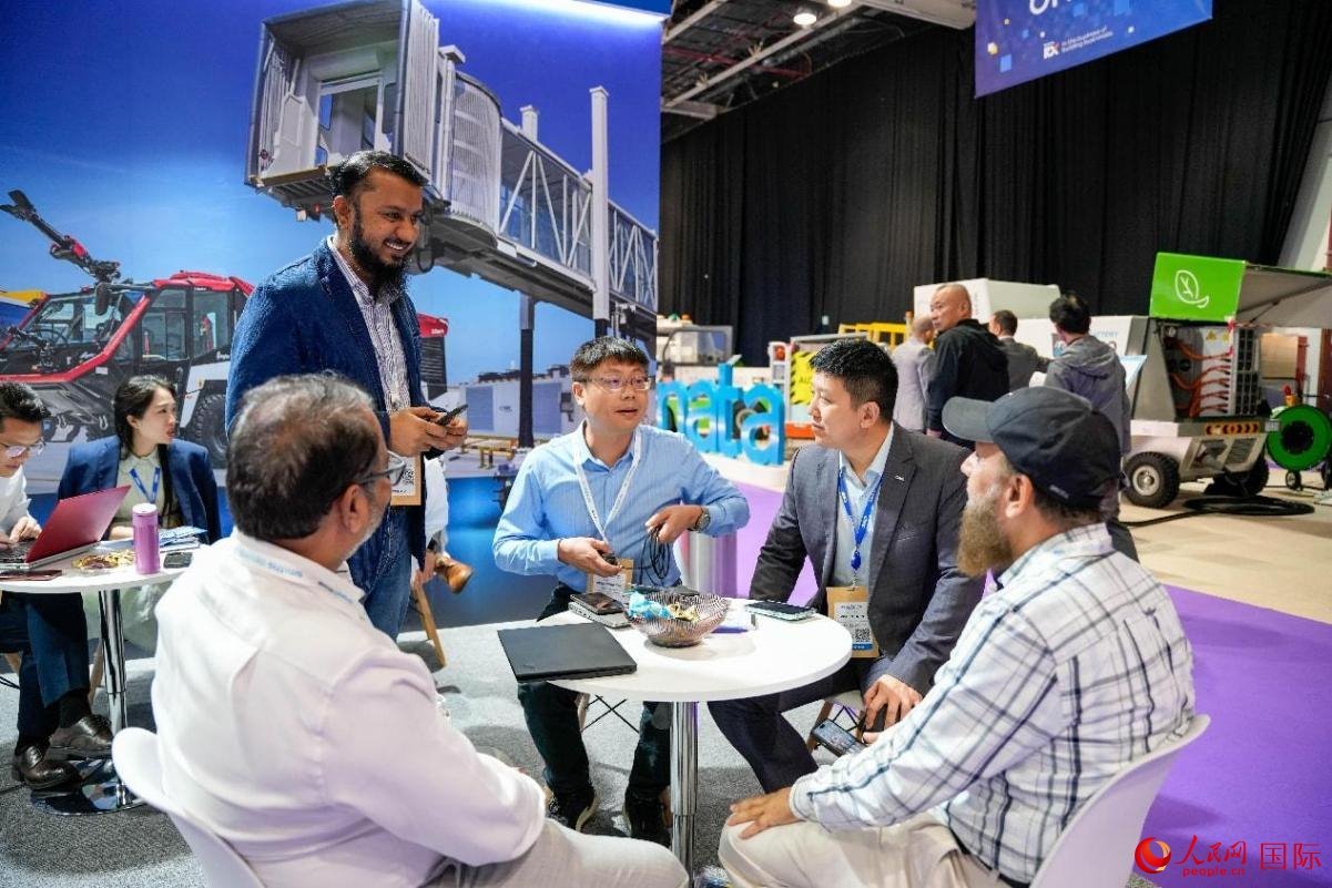 中外商家在交流。人民網(wǎng)塔里克·易卜拉欣攝