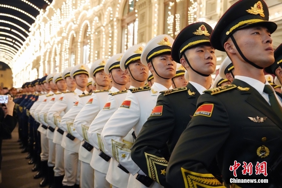 當(dāng)?shù)貢r(shí)間5月3日晚，俄羅斯首都莫斯科，俄羅斯紀(jì)念衛(wèi)國(guó)戰(zhàn)爭(zhēng)勝利80周年閱兵式第二次彩排，中國(guó)人民解放軍儀仗司禮大隊(duì)震撼亮相，受到華僑華人、留學(xué)生和當(dāng)?shù)孛癖姛崃覛g迎。中新社記者 田冰 攝