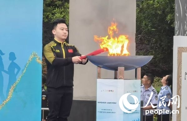 在活動開幕式上，馮喆點燃火炬。人民網(wǎng)記者 楊磊攝
