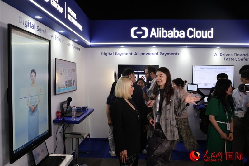 當(dāng)?shù)孛襟w在2025迪拜金融科技峰會(huì)的一家中資企業(yè)展廳采訪，張志文攝