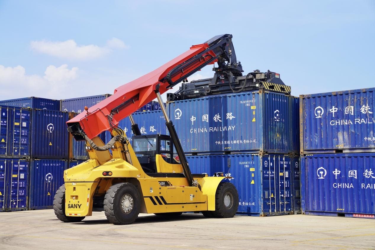 在中老鐵路萬(wàn)象南鐵路貨運(yùn)口岸站，起重機(jī)正在吊裝集裝箱。劉瑩嘉攝
