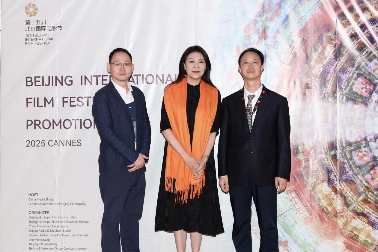 余俊生（右一）與《走走停?！穼?dǎo)演龍飛（左一）、演員岳紅（左二）合影。主辦方供圖