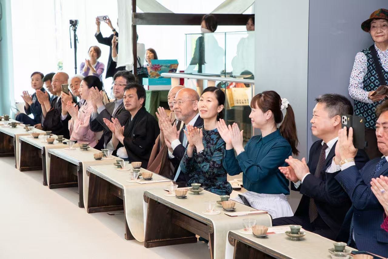 中日兩國文旅界、各茶道流派嘉賓出席開幕式。中國駐大阪旅游辦事處供圖