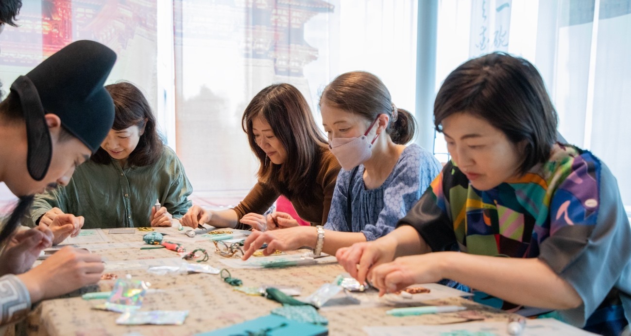 客人體驗制作綠松石銅牌。中國駐大阪旅游辦事處供圖