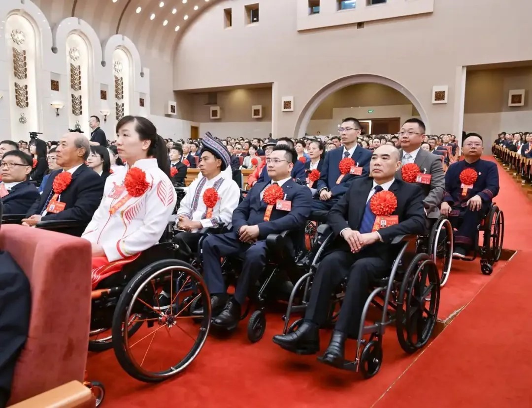 2025年5月16日，第七次全國(guó)自強(qiáng)模范暨助殘先進(jìn)表彰大會(huì)在北京召開(kāi)。大會(huì)表彰了200名“全國(guó)自強(qiáng)模范”、200個(gè)“全國(guó)殘疾人工作先進(jìn)集體”和60名“全國(guó)殘疾人工作先進(jìn)個(gè)人”。