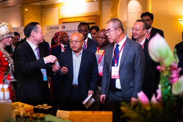 與會(huì)嘉賓走訪特色展臺(tái)。南非貴州商會(huì)供圖