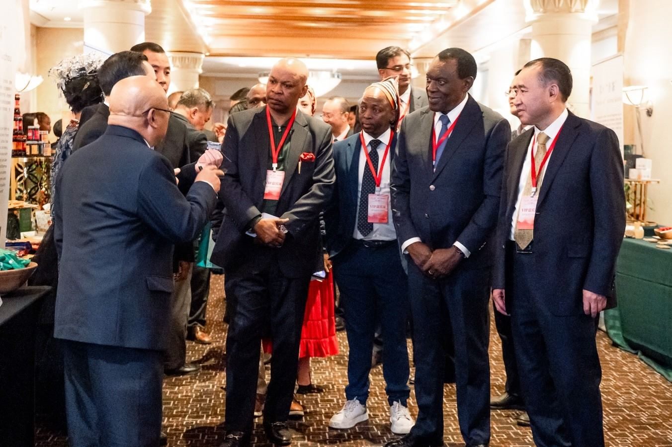 與會(huì)嘉賓走訪展臺(tái)。南非貴州商會(huì)供圖