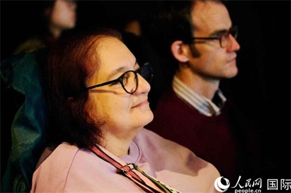 英國(guó)觀眾觀看巡展影片。楊浩鵬攝