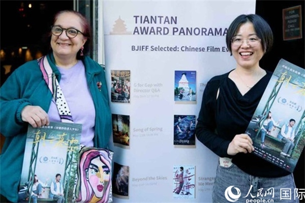 《朝云暮雨》放映前，觀眾前同主辦方互動(dòng)。楊浩鵬攝