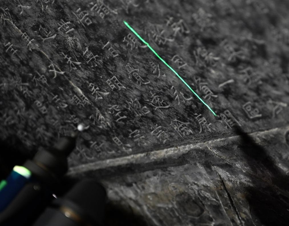 2025年4月9日，龍門石窟研究院工作人員在古陽洞使用關(guān)節(jié)臂掃描儀對《龍門二十品》之一進(jìn)行數(shù)字化掃描。新華社記者 李嘉南 攝