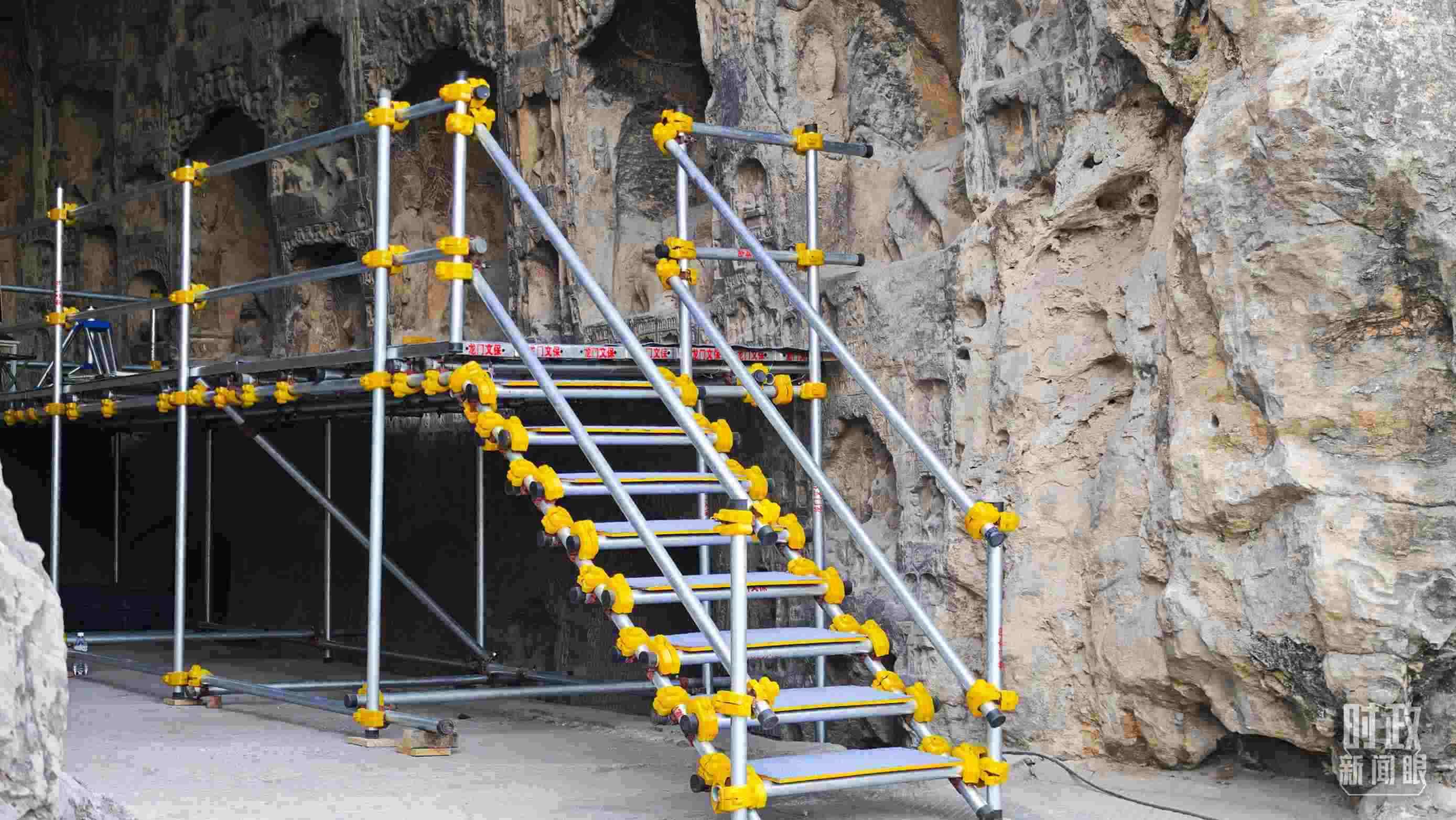 △龍門石窟古陽洞文物修護(hù)現(xiàn)場。（總臺央廣記者潘毅拍攝）