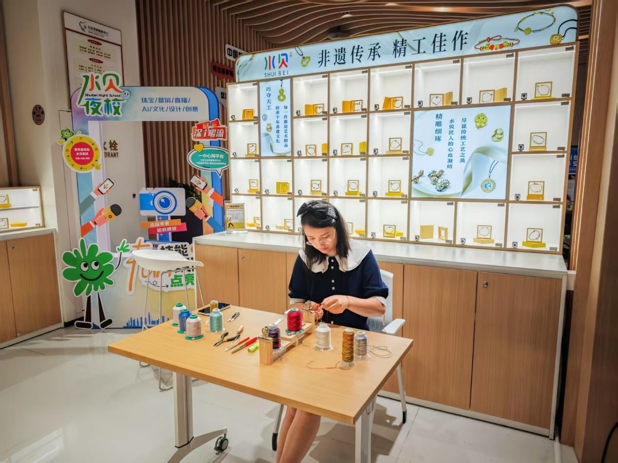 水貝夜校學(xué)員正在展示手工編繩過程。人民網(wǎng) 肖聰聰攝