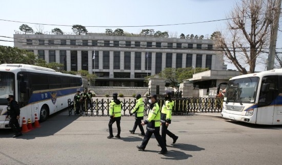 4月3日，在韓國(guó)首爾，警察在韓國(guó)憲法法院前執(zhí)勤。新華社記者姚琪琳攝