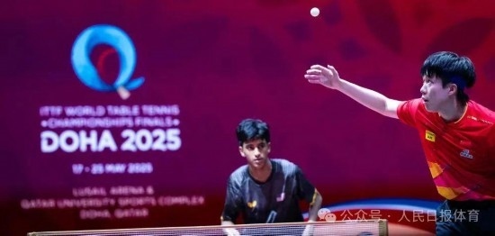 5月17日，王楚欽在比賽中發(fā)球。