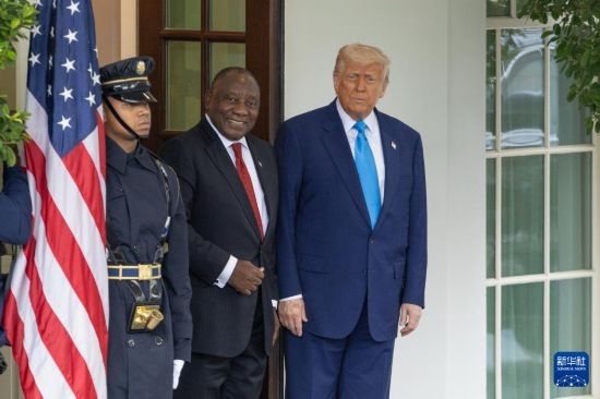 5月21日，美國(guó)總統(tǒng)特朗普（右）在華盛頓白宮迎接到訪的南非總統(tǒng)拉馬福薩（中）。新華社記者 胡友松 攝