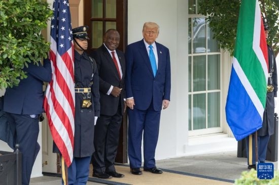 5月21日，美國(guó)總統(tǒng)特朗普（右二）在華盛頓白宮迎接到訪的南非總統(tǒng)拉馬福薩（右三）。新華社記者 胡友松 攝