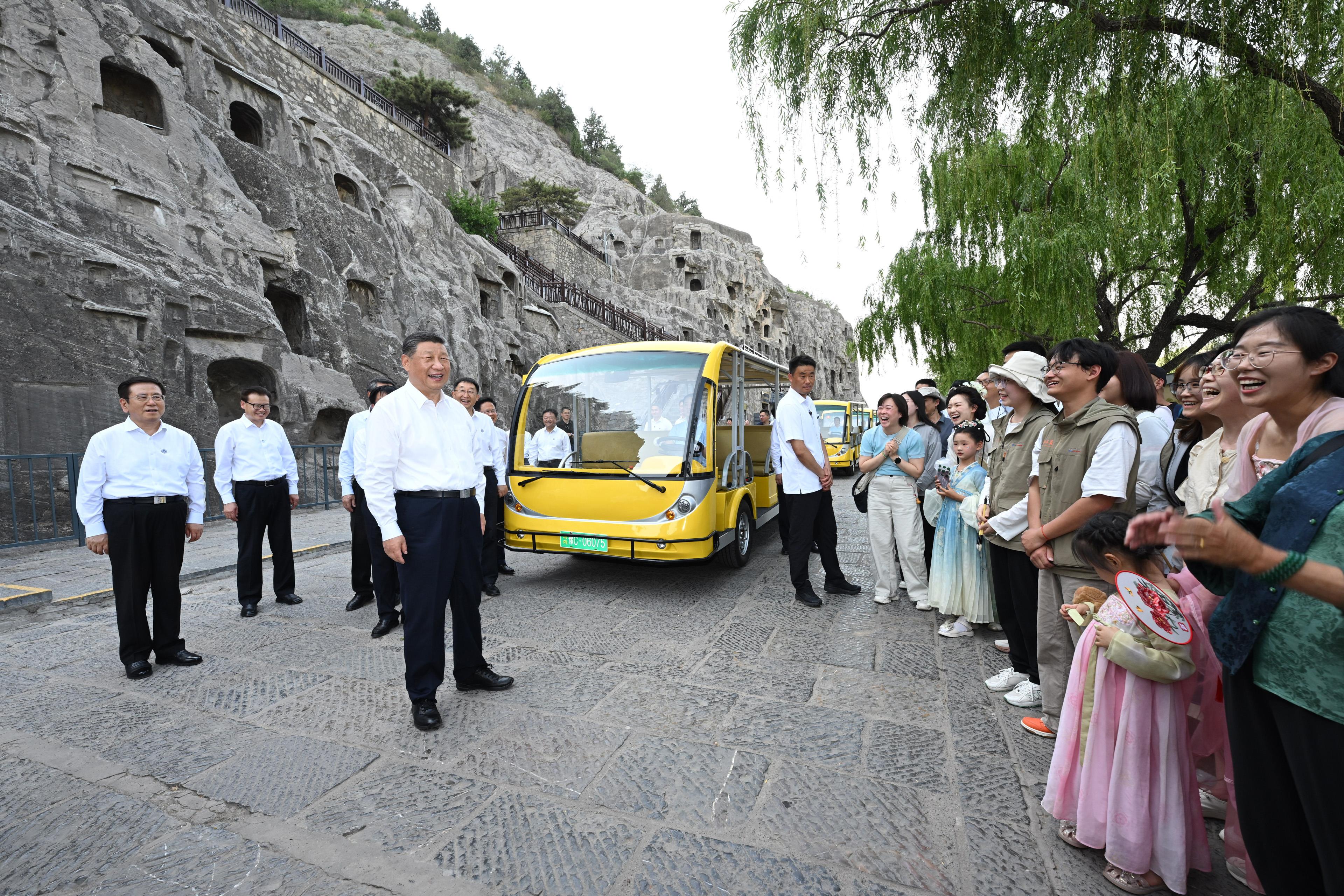2025年5月19日，習(xí)近平總書記在洛陽(yáng)龍門石窟考察時(shí)，同游客親切交流。