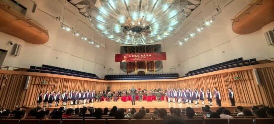 重慶大學(xué)城樹人小學(xué)校管樂團參加比賽。