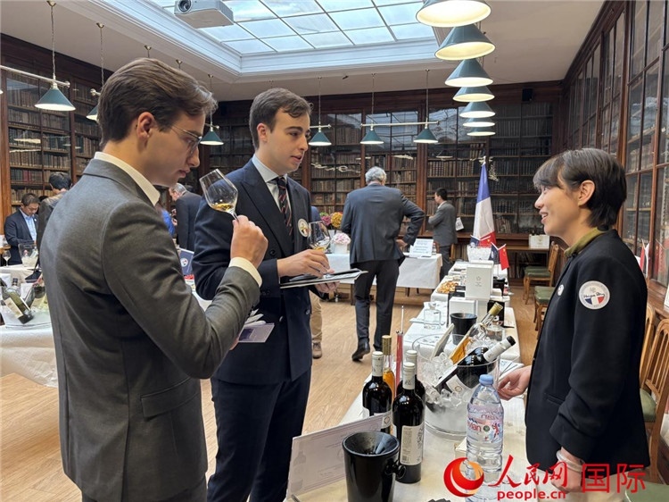 法國嘉賓與參展云南企業(yè)代表交流。人民網(wǎng)記者 于超凡攝