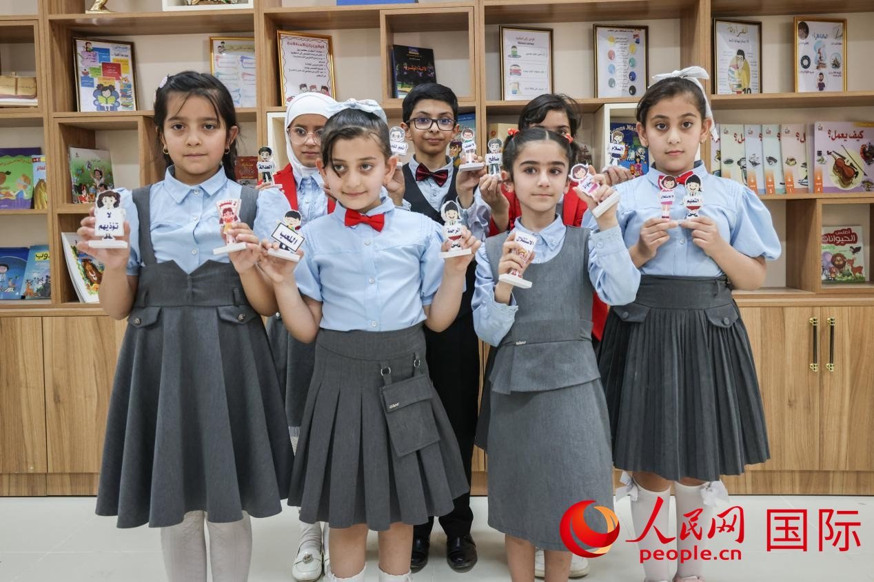 阿爾穆塔?阿里卡特國際學(xué)校的學(xué)生在圖書室上課。人民網(wǎng)記者 薛丹攝