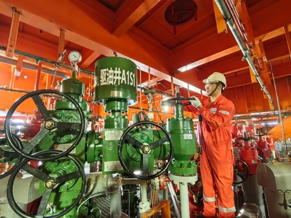 生產人員正在打開二氧化碳驅油井采油樹閥門。受訪者供圖