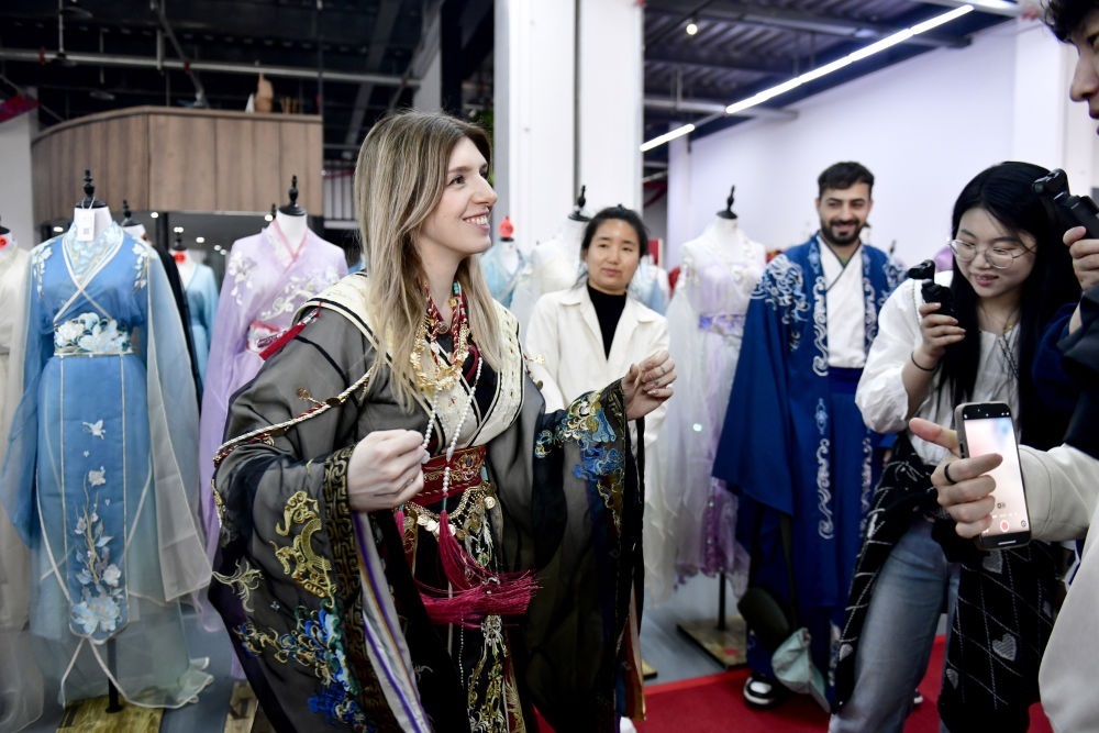 2025年4月8日，參加曹縣漢服文化節(jié)的意大利嘉賓卡米拉在試穿漢服。新華社記者郭緒雷 攝