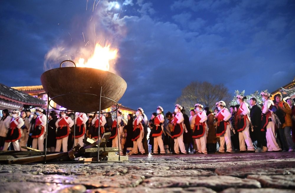 2025年1月11日，游客和居民在麗江古城打跳游玩。（趙慶祖攝）