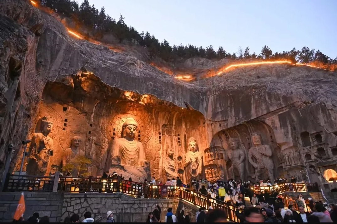 游客在龍門石窟參觀游覽。