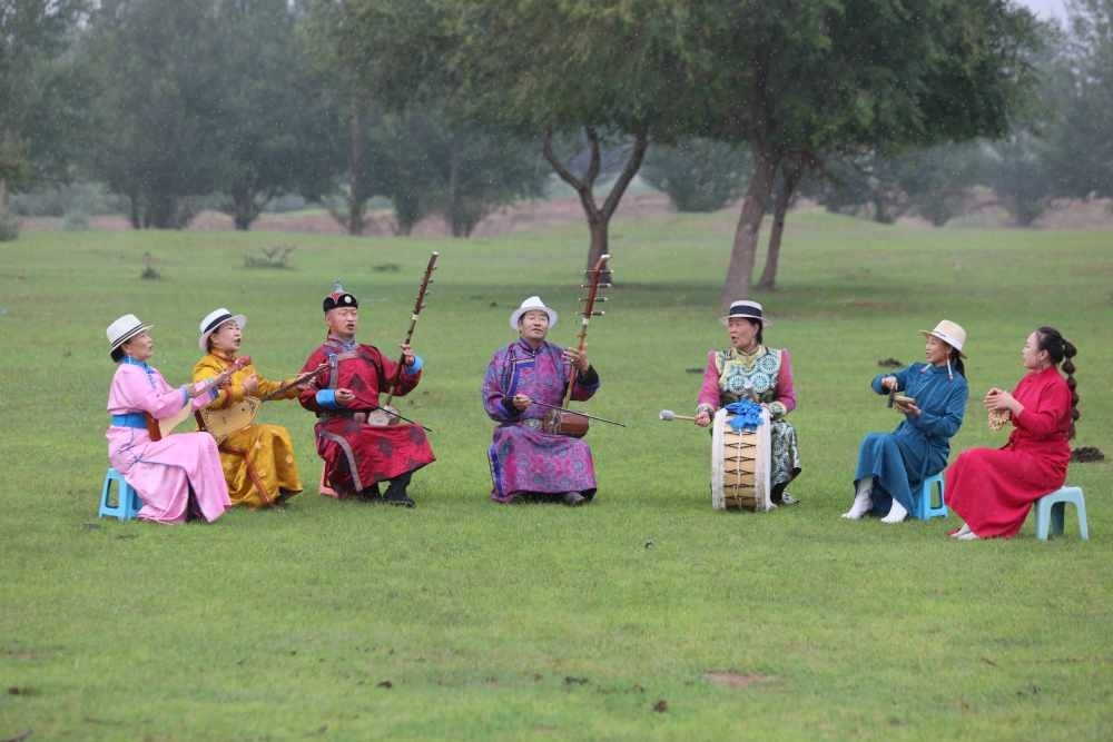 2024年7月16日，《格薩（斯）爾》史詩(shī)說(shuō)唱傳承人在內(nèi)蒙古赤峰市巴林右旗戶外表演。（胡斯楞攝）