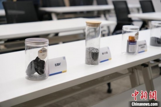 5月20日，浙大高分子科學與工程學系內(nèi)擺放著石墨礦等。 曹丹 攝