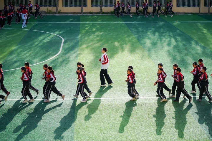 2025年4月24日，在新疆克州阿圖什市哈拉峻鄉(xiāng)謝依特小學(xué)，支教教師帶領(lǐng)學(xué)生晨跑。新華社記者 徐宏巖 攝