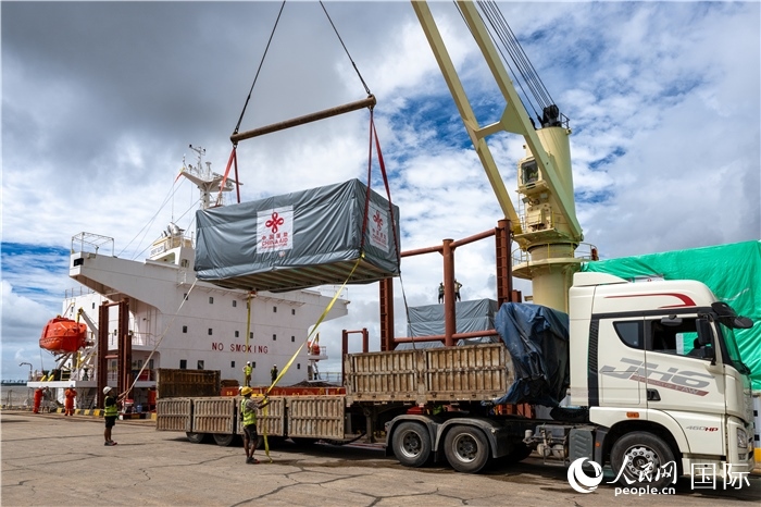 5月25日，當(dāng)?shù)毓と嗽诟劭趶呢涊喩闲遁d援緬第十五批緊急人道主義地震救災(zāi)物資。人民網(wǎng)記者謝佳君攝