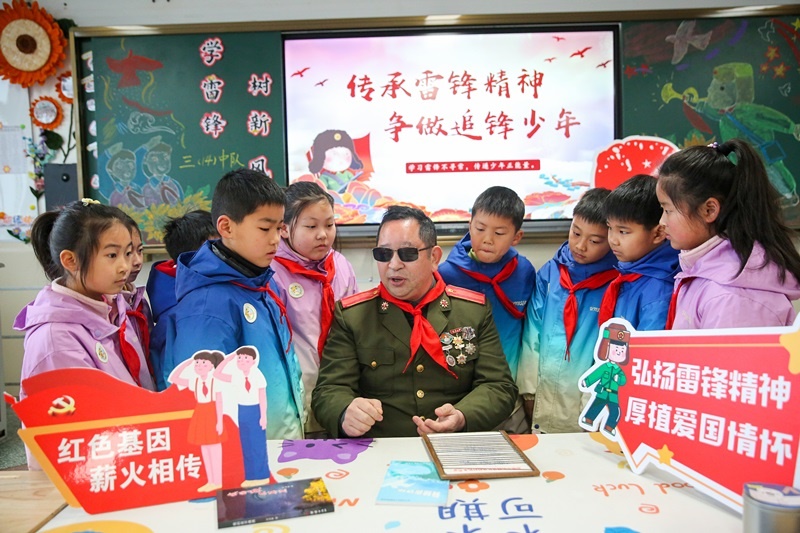 2025年3月3日，江蘇南通如皋市安定小學(xué)里，傷殘軍人許波銀在思政小課堂上向?qū)W生講述雷鋒故事。
