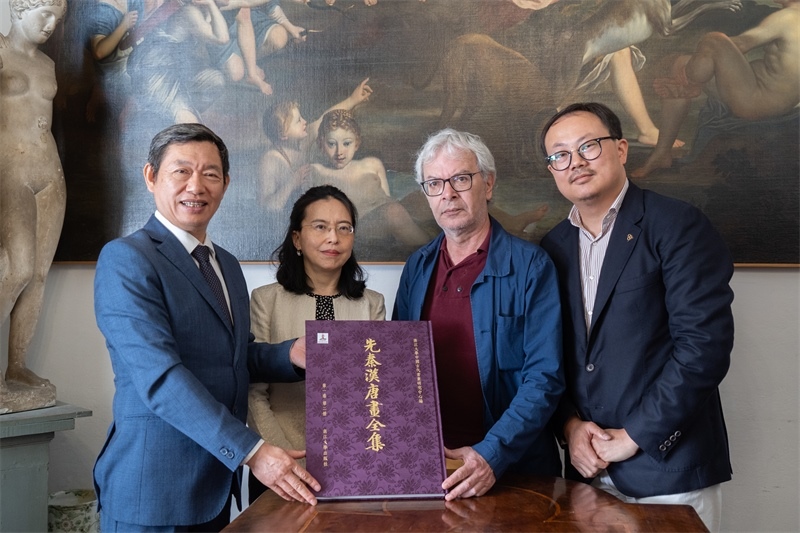 圖片說明：捐贈儀式現(xiàn)場。 張錫琪攝