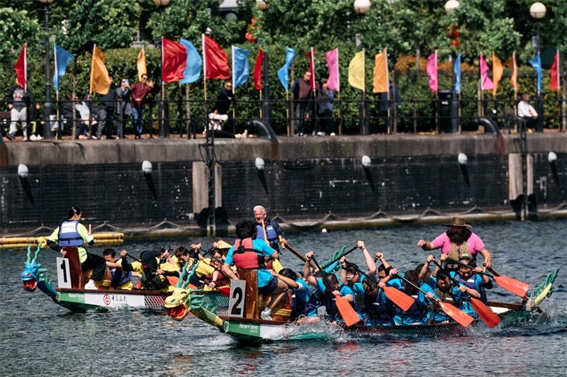 中英雙方的參賽隊伍參與龍舟競渡。楊浩鵬攝