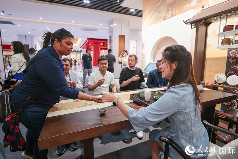 5月25日，外國媒體人在霍爾果斯國際邊境合作中心中國文化館參觀。人民網記者 張武軍攝