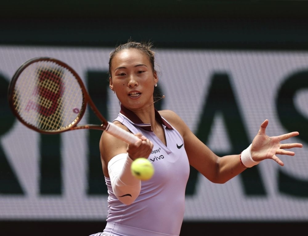 6月1日，鄭欽文在比賽中回球。新華社記者 李京 攝