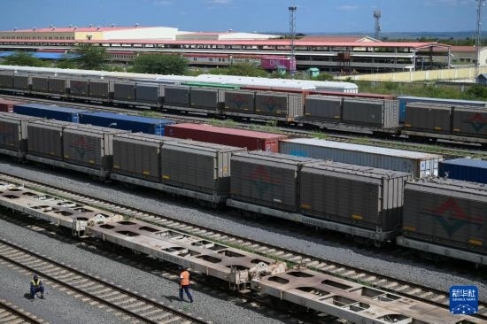 5月31日，在蒙內(nèi)鐵路內(nèi)羅畢站到發(fā)場，鐵路工人在鐵道旁巡檢。新華社記者 楊光 攝