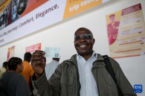 5月31日，在蒙內(nèi)鐵路內(nèi)羅畢站，一名前往蒙巴薩的乘客展示車票。新華社記者 楊光 攝