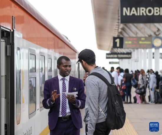 5月31日，在蒙內(nèi)鐵路內(nèi)羅畢站，乘務員為乘客檢票。新華社記者 李亞輝 攝