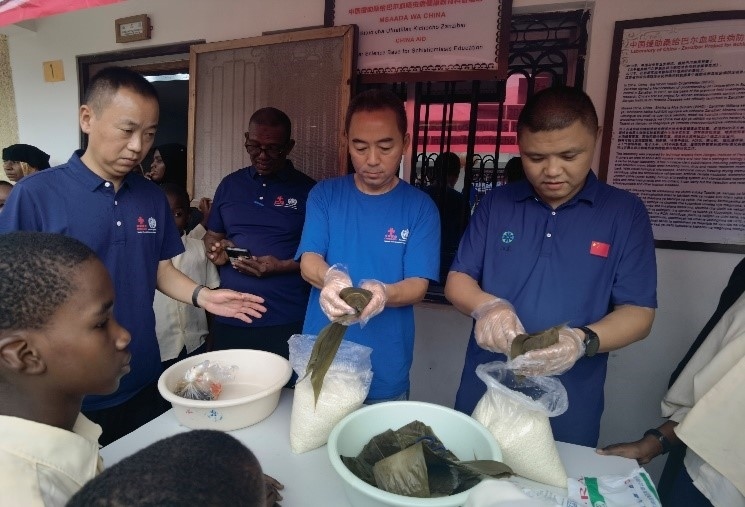 中方專家示范包粽子。施亮攝