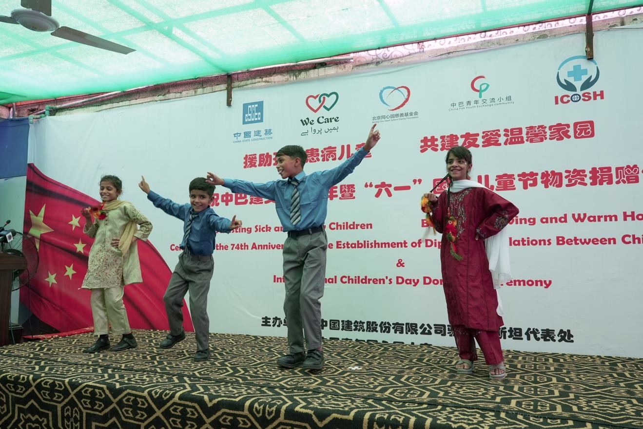 受捐孤兒在活動現(xiàn)場表演自己創(chuàng)作的舞蹈節(jié)目。瓦加斯·阿赫邁德攝