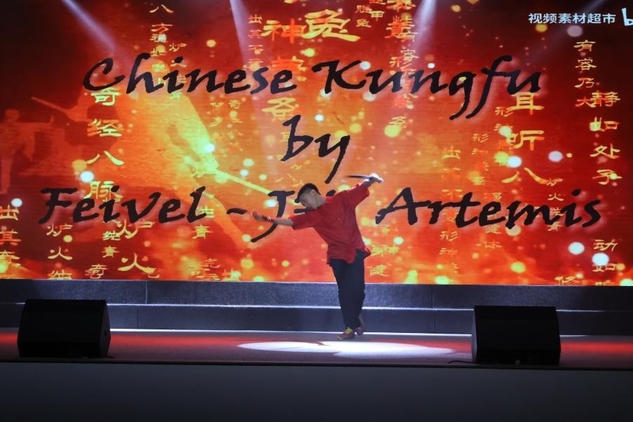 恩星學(xué)校中學(xué)部學(xué)生表演武術(shù)。哈山努丁大學(xué)孔子學(xué)院供圖