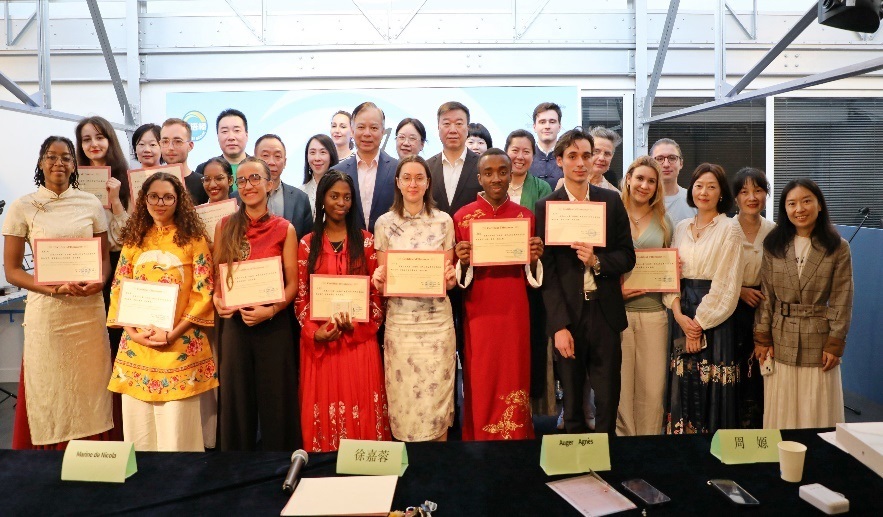 圖1：中國駐法使館公使陳力、教育公參周家貴與比賽師生、評(píng)委合影（圖片：巴黎西岱大學(xué)孔子學(xué)院）